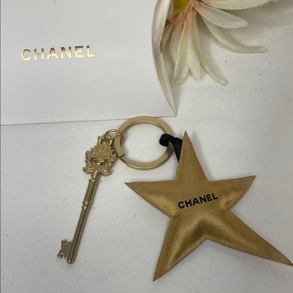 CHANEL GWP Gold Star and Key Charm NWT - Picture 2 of 4